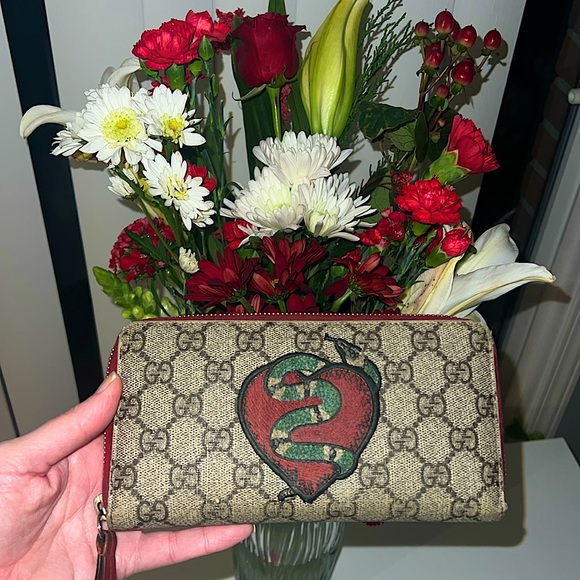 Authentic Gucci Special Edition Collector Item Kingsnake Heart Design GG Wallet - Picture 4 of 15